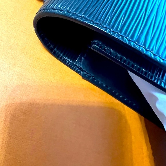 LOUIS VUITTON Epi Serviette Conseiller Black
BRIEFCASE - Picture 7 of 8